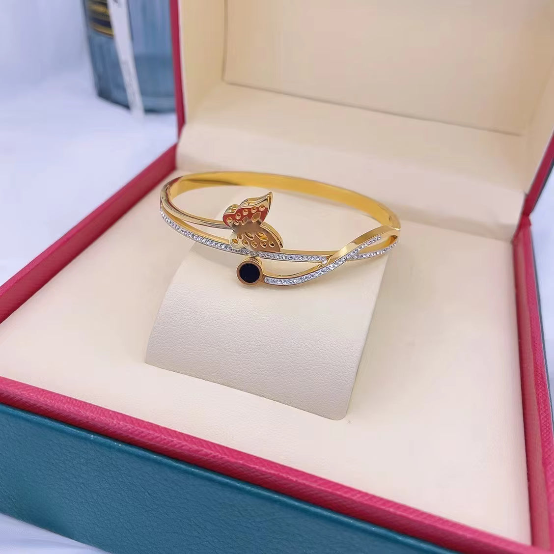 Spirafly Noir 18K Bangle